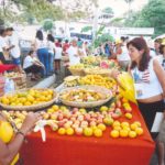 Comunidades oferecem frutas e água para os andarilhos